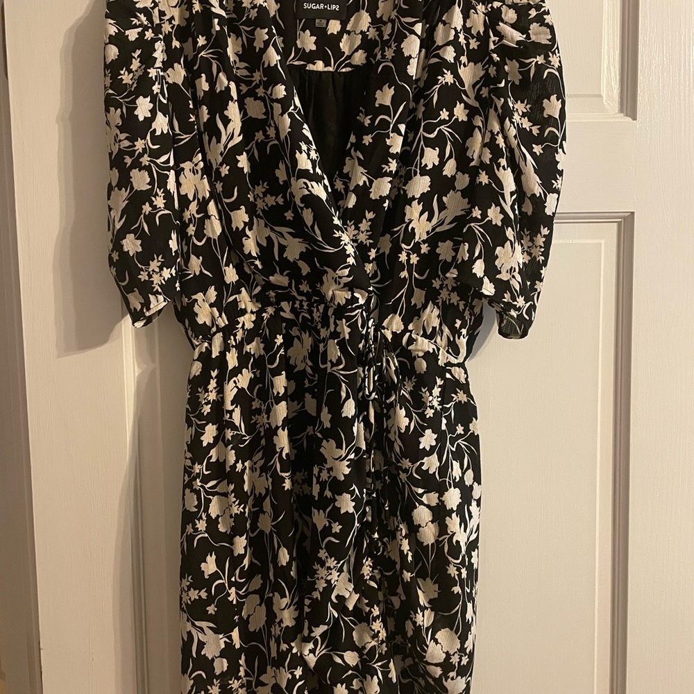 Sugar Lips Dress. Size medium. Side ruching in front. Never worn dress.